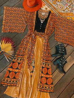 Boho Maximalism Outfits, 70s Bohemian Fashion, 60s Hippie Outfits, Dress With Chunky Boots, 70s Boho Fashion, 70s Inspired Fashion, 70s Outfits, Hippie Outfits, Chunky Boots