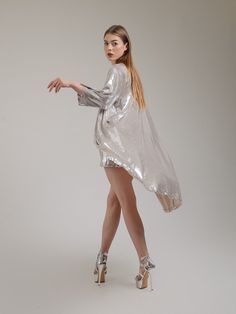 This sequined luxury kimono shorts set has an eye-catching sparkle and stands out with its distinctive style. It is preferred as a guest dress at formal dinners, while it is suitable for birthdays, festivals and all parties. A shimmering kimono that we have prepared in an oversized size can also be combined with jeans or denim shorts and quickly prepares you for a party. Model body measurements Height: 1.73cm/5'8 Size: M/38 Bust: 88cm/34,6" Waist: 66m/26" Hip: 97cm/38" The size of the product on Spring Long Sleeve Kimono For Night Out, Fitted Evening Kimono For Summer, Fitted Open Front Kimono For Parties, Fall Party Kimono, Fitted Long Sleeve Party Kimono, Fitted Kimono For Spring Party, Spring Party Kimono With Open Front, Spring Party Open Front Kimono, Luxury Kimono