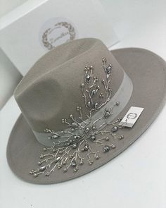 Embellished Cowboy Hat, Sombrero Cowboy, Cowboy Hat Design, Fascinator Hats Diy, Women Fedora, Sac Diy, Women Hats Fashion