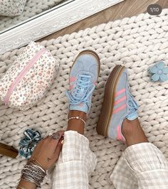 Tennis Adidas, Mode Shoes, Trendy Shoes Sneakers, Preppy Shoes, Pretty Shoes Sneakers, Adidas Shoes Women, Cute Nike Shoes, Cute Sneakers, Hype Shoes