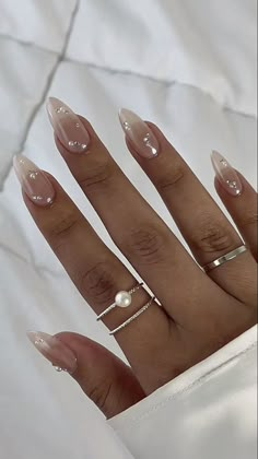 Almond Nails Wedding Classy, Pearl Almond Nails Designs, Pearl Art Nails, Chrome French Tip Nails With Pearls, Wedding Nails With Pearls Brides, Prom Nail Inspo Elegant, Nails Design With Pearls, Birthday Nails Pearls, Classy Glam Nails