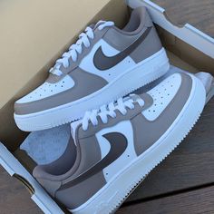 🔥 Brand New 👟 Authentic Sneakers 💫 Every pair is hand painted to order. ✨ Best quality waterproof and scratch-proof paints used. 🎁 Treat the shoes as art as they are delicate and special. 💌 We accept custom orders. Kindly drop a message for the same. White Nike Shoes, Nike Fashion Shoes, Preppy Shoes, Pretty Shoes Sneakers, Unique Sneakers, All Nike Shoes, Shoes Outfit Fashion, Custom Air Force 1, Cute Nike Shoes