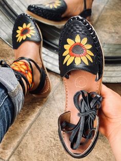 Handtooled Handpainted Lace Up Huarache Sandal Stile | Etsy Italia Leather Sunflower, Mexican Stuff, Mexican Sandals Huaraches, Black Huarache, Lace Espadrilles