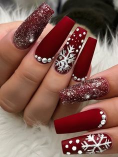 Christmas Nails Ideas Red, Elegant Winter Nails Classy, December Nails Christmas Xmas, Christmas Nails Design Elegant, Classy Christmas Nails Acrylic, Elegant Christmas Nails Classy Holidays, Christmas Nails With Rhinestones, Christmas Acrylic Nails Holiday, December Nails Short