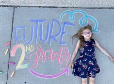 Chalk Mural, Art For Teachers, Chalk Pictures, Crayola Chalk, Bee Classroom, 1st Day Of School, Sidewalk Chalk, Chalk Art