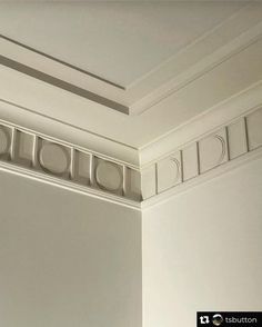 the corner of a room with white walls and decorative moldings on the trimming