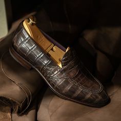 Our fullstrap penny loafers 80585, crafted from brown Alligator leather, embody the ultimate expression of luxury and sophistication. Designed on the elegant Uetam last, they offer a refined fit that enhances their sleek silhouette. The high-quality leather sole by Rendenbach Jr, renowned for its durability and comfort, adds the finishing touch to a design crafted for true footwear connoisseurs. Best Loafers, Alligator Shoes, Men Loafers, Penny Loafers, High Quality Leather, Loafers Men, Alligator, Penny, Shoes Mens