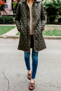 Quilted coat, jumper, jeans, and loafers - Kelly in the City. Pijamas Women, Preppy Fall, Estilo Preppy, Mode Casual, Style Preppy, Nordstrom Anniversary Sale, Meryl Streep