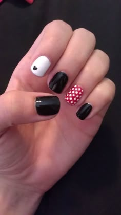 Disney Mickey and Minnie Nails. I'd definitely just do black land white. Nothing this way. Minnie Nails, Mickey Mouse Nails, Mickey Nails, Disney Mickey And Minnie, Super Nails