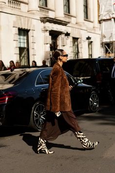 The Best Zebra-Print Pieces to Buy Now | Who What Wear UK Leopard Midi Dress Outfit, Animal Print Boots Outfit, Zebra Print Outfits, Mom Street Style, Zebra Outfit, Mom Influencer, Leopard Outfit, Zebra Shoes, Long Waistcoat