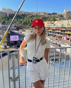 Austin Gp Outfits, What To Wear To Formula 1 Race, What To Wear To F1 Race Women, Monaco Gp Outfits, F1 Outfit For Women Aesthetic, Ferrari Hat Outfit