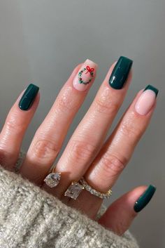 green Christmas nails designs ideas Simple Winter Nails Green, Christmas Nails Designs Green, Christmas Nails Square Green, Emerald Green Manicure, Simple Nail Christmas Designs, Cute Nails For Christmas Simple, Short Xmas Nails Green, Sage Green Winter Nails, Green Christmas Nail Designs Short