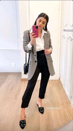 Women Black Slacks Outfit, Jeans Black Tee Outfit, Office Outfits Women Size 12, Work Wear For Summer, Collar Shirt Outfit Women, Ootd Office Casual, Office Job Outfits Casual, Young Business Woman Outfit, Ootd Frio