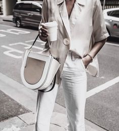 Blouse Street Style, White Outfits For Women, Minimalistic Outfits, Weekend Coffee, Khaki Shirt, Beige Outfit, All White Outfit, Summer Work Outfits, Elegante Casual