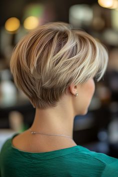 Top 18 wedge haircut ideas for short & thin hair in 2024! Boost your volume and style with these trendy, flattering cuts that are perfect for fine hair. ✂️💫 #WedgeHaircut #ThinHairStyles #ShortHairInspo Short Hair Back View, Short Stacked Hair, Short Hair Pixie, Wedge Haircut, Stacked Hair, Chic Short Hair, Short Silver Hair