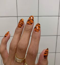 Tiger Stripe Nails, Italy Nails, Tiger Nails, Nail Design Glitter, Handpoke Tattoo, Striped Nails, Dream Nails, Fire Nails