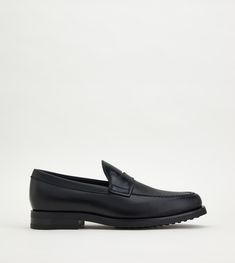 Loafers in semi-glossy leather with penny bar, stamped Tod's monogram and rubber outsole with embossed pebbles. Tods Shoes, Man Black, Black Leather Loafers, Black Loafers, Monogrammed Leather, Leather Loafers, Loafers Men, Penny, Dress Shoes Men