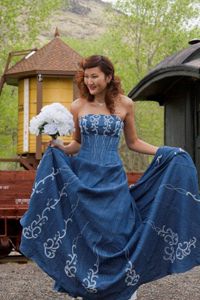 Sat'n Spurs Western Wedding and Bridal Wear - Western Wedding Dresses by Guest Photographers Denim Wedding Dress, Western Reception, Blue Jean Wedding, Denim Wedding Dresses, Mode Country, Jeans Wedding, Corset Wedding Dress, Denim Wedding, Spurs Western