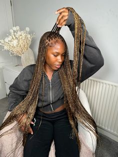 Blonde Braids Mixed With Black, Knotless Braids With Honey Blonde Highlights, Colour 30 Knotless Braids With Curls, Small Honey Blonde Knotless Braids, Blonde Braids On Light Skin Women, Mixed Brown Knotless Braids, Blonde Blend Knotless Braids, Dark Brown And Blonde Braids, Knotless Braids Dark Skin