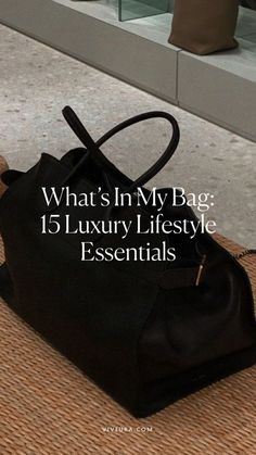 Chic Travel Accessories, Everyday Bag Essentials, Luxury Travel Bag, Classy Purses, Luxury Lifestyle Travel, Living Luxury, What's In My Bag, My Daily Routine, Aesthetic Luxury