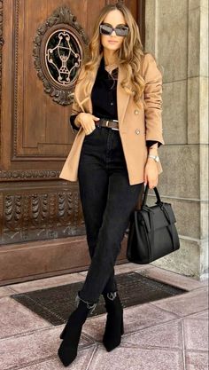 Outfit Botas, Job Clothes, Skirt Inspiration, Look Office, Corporate Attire, Downtown Outfits, Stylish Blazer, Beige Outfit, Trendy Fashion Tops