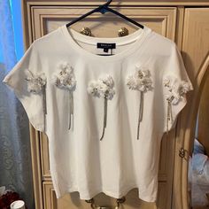 Beulah Nwt 3d Flower Diamond Tee Top. Off White Color, Some Marks On The Front, Didn’t Want To Wash Due To The Tags Still Being Attached. Size M Tulle Sleeve Top, Seersucker Top, Lace Sleeve Blouse, Jeweled Collar, Embellished Sweaters, Lace Tshirt, Flower Top, Shirt Refashion, Embellished Blouse