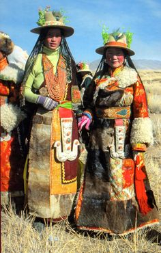 Tribes Of The World, Costumes For Dance, Tibetan People, Cultural Clothing, Equestrian Events, Visual Dictionary, Colorful Clothes, Folk Clothing