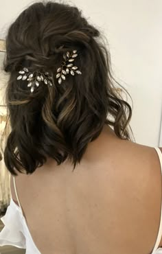 Medium Long Bridal Hair, Hairstyles For Short Hair Marriage, Short Hairstyle Women Quince, Short Hair Marriage Wedding Hairstyles, Damas Hairstyles For Quince Short Hair, Prom Hairstyle Ideas For Short Hair, Hair Looks For Prom Short Hair, Prom Short Hairstyles Shoulder Length, Bridal Hair For Medium Length Fine Hair