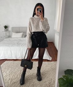 Leder Shorts Outfit, Leather Shorts Outfit, Lederhosen Outfit, Black Leather Shorts, Winter Fashion Outfits Casual, Cold Outfits, Trendy Fall Outfits, Stylish Sweaters, Causual Outfits