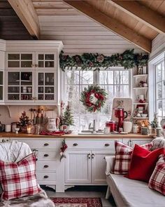 French Country, Cottage & Farmhouse | What my Christmas, kitchen dreams are made of ♥️ | Facebook Farmhouse Christmas Kitchen, Cozy Christmas Decor, Christmas Cottage, Cabin Kitchens, Cottage Christmas, Christmas Kitchen Decor, Nice Pictures, Christmas Inspo, Christmas Room