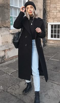 Black Coat Outfit Winter, Nyc Fall Outfits, Black Coat Outfit, Coat Outfit Casual, Night Out Looks, Mantel Outfit, Long Coat Outfit, Museum Of Ice Cream, Autumn Essentials