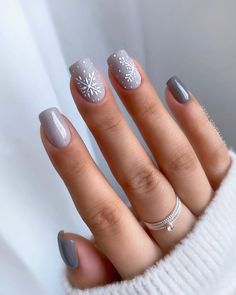 gray frosted snowflakes Grey Christmas Nails, Unghie Sfumate, Makijaż Smokey Eye, Cute Gel Nails, New Year's Nails