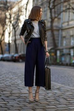 How To Wear Culottes, Culottes Outfit, Casual Chique Stijl, Formal Business Attire, Minimalist Moda, T Shirt Branca, Turtleneck Outfit, Outfit Chic, Summer Work Outfits