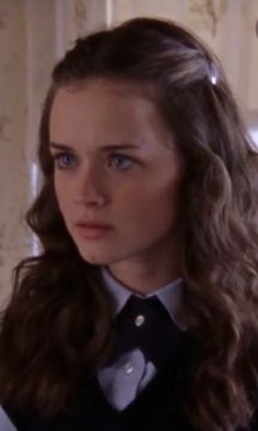 Old Times Hairstyle, Rory Gilmore Wavy Hair, Boarding School Hairstyles, Lane Kim Hairstyles, Aesthetic Hair Down Hairstyles, Put Back Hairstyles, Cute Hair Inspo For Medium Hair, Rory Gilmore Hair Styles, Slightly Wavy Hairstyles