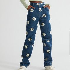 Pacsun Corduroy 90s Boyfriend Carpenter Navy Floral Pants Size 24 - Fits A Small New With Tags Your Fave High-Rise Pants Get Updated With A Navy Floral Print Throughout And Have A Longer Stacked Inseam And A Fitted Construction That's Baggy Throughout The Leg. ***Approximate Measurements In Inches While Item Is Laid Flat *** Total Length 38.75 Across Waist 12 Inseam 27 Spring Corduroy Jeans With Pockets, Fun Pants Women, Corduroy Texture, 90s Boyfriend, Pacsun Pants, Fun Pants, High Rise Pants, Floral Pants, Navy Floral