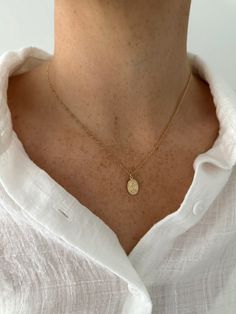 OVAL COIN NECKLACE Initial Heart Necklace, Vintage Gold Necklace, Necklace With Heart, Trend Jewelry, Oval Necklace, Dainty Gold Necklace, Figaro Chains, Figaro Chain, Coin Necklace