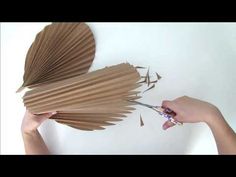 Palm Leaf Decor, Dried Palm Leaves, Diy Fleur, Decoration Vitrine, Easy Diy Halloween Decorations, Easy Diy Costumes, Diy Costumes Women, Diy Halloween Costumes For Women, Deco Nature