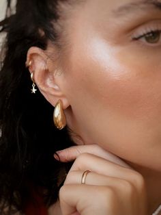 14k Real Yellow Gold Solid Gold Drop Earrings, Drop Dupe Earrings, Chunky Gold Drop Earrings, Glossy Thick Teardrop Large Drop Teardrop, Valantine Day Gift, Mother's Day Gift ✪ Handmade / Handcrafted Fine Jewelry✪ Gold Weight: Approx. 3.0 g- 5.50 g, 9.0 g✪ Metal: 14K Solid Gold✪ Gold Color: White gold, Yellow gold♡ For questions or special designs, please contact us via message. We are happy to hear from our customers and always respond quickly. Comments are always valuable.🎁 TRANSPORTATIONYou can put your choice in the cart, it will be in stock and shipped within 24 hours! . Deliveries are made within 3-5 days.We are not responsible for customs duties incurred during international orders.☎ Please leave your phone number at the checkout for shipment purposes.🌎 RETURN POLICYSatisfaction g Earrings Drop, Gold Drop Earrings, Gift Handmade, Guinea Bissau, Jewelry Gold, Gold Gold, Teardrop Earrings, Gold Yellow, Ring Bracelet