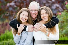 Family Adult Photoshoot, Father Daughter Photos Older, Adult Sibling Photography Poses, Poses With Family, Older Family Photography, Older Family Photos, Adult Sibling Photography, Adult Family Photography, Adult Family Poses