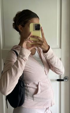 Pregnancy Outfits Aesthetic, Im Pregnant, Pregnacy Fashion, Spring Maternity, Pretty Pregnant, Moms Goals, Winter Photoshoot