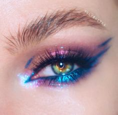 Eye makeup/eye shadow looks/blue Arcane Art, Artist Ideas, Eye Makeup Images, Pretty Eyeshadow, Makeup Images, Fun Makeup, Hairstyles With Glasses, Painted Faces, Glossy Makeup