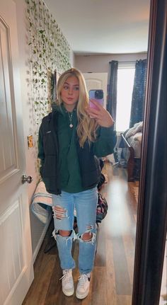 Self Love Outfit, Legging Crewneck Outfit, Jean And Vest Outfit, Jean Outfit Inspiration, Thick Flannel Outfit, Outfits With Vests Aesthetic, Cute Rain Jacket Outfit, Back To School Simple Outfits, 44 Degree Weather Outfit