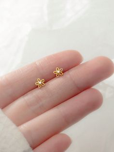 Teen Earrings, Flower Geometric, Gold Earrings Models, Enamel Stud Earrings, Gold Rings Fashion, Daisy Earrings, Fancy Jewellery