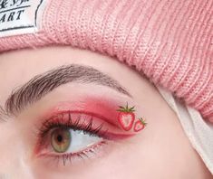 Strawberry Makeup Look Aesthetic, Strawberry Eyeliner, Ribbon Eyeliner, Strawberry Eye Makeup, Strawberry Eyeshadow, Eye Makeup Images, Eyeliner Designs, Makeup Drawing