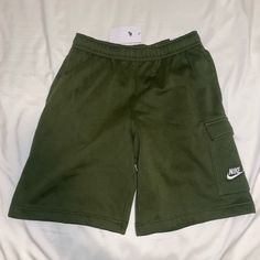 Nike Regular Fit @ Knees Length Shorts Casual Sports Pants With Short Legs, Nike Cotton Pants For Summer, Nike Casual Short Pants, Green Short Pants With Cargo Pockets, Green Short Leg Casual Pants, Casual Green Short Leg Pants, Casual Green Short Leg Bottoms, Green Casual Short Leg Pants, Casual Green Shorts