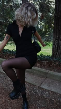 Outfit With Platform Shoes, Night Black Dress, Shoes Pose, Outfits Party Night, Black Tights Outfit, Pose Idea, Jumpsuit Outfit, Looks Black, Romper Outfit