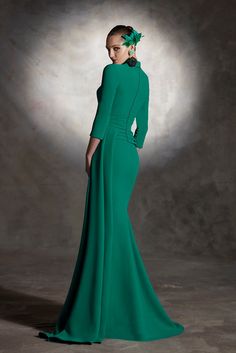 Description Dark Green Column, Long dress Fitted, Three-quarter Sleeves V-Neck Crepe Dry Clean Evening Dress Made in Spain VL5328 Bride Dresses 2023, Gaun Fashion, Floor Length Prom Dresses, Prom Dress Stores, فستان سهرة, Dresses 2023, Mothers Dresses, Dresses Elegant, Formal Dresses For Women