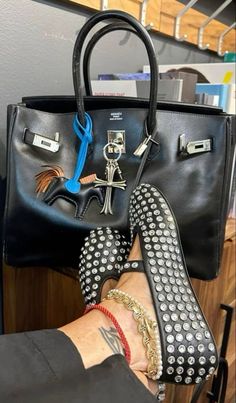 Birkin Chrome Hearts, Worn Birkin Aesthetic, Birkin Bag Charms, Birkin Bag With Charms, Jane Birkin Bag Charms Aesthetic, Fall Nyc, Ballet Flats Outfit, Girls Tote, Inside Bag