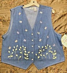 Cottagecore Embroidery Clothes, Grandma Embroidery, Grandma Vest, Thrifting Manifestation, Grandma Outfit, Granny Vest, Cottagecore Embroidery, Art Teacher Outfits, Applique Clothing