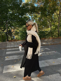 12 Outfits To Wear With Ugg Mini Boots & Tasman Slippers Outfits With Ugg Tasman Slippers, Latina Outfits, Estilo Indie, Skandinavian Fashion, Winter Fashion Outfits Casual, Paris Mode, White Scarf, Cold Outfits